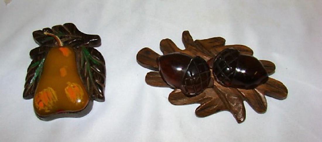 WOOD CARVED AND BAKELITE BROOCHES (1 of 5)