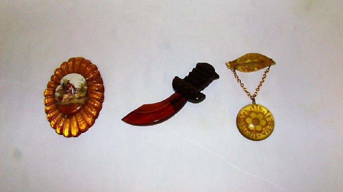 3 BAKELITE BROOCHES (1 of 7)