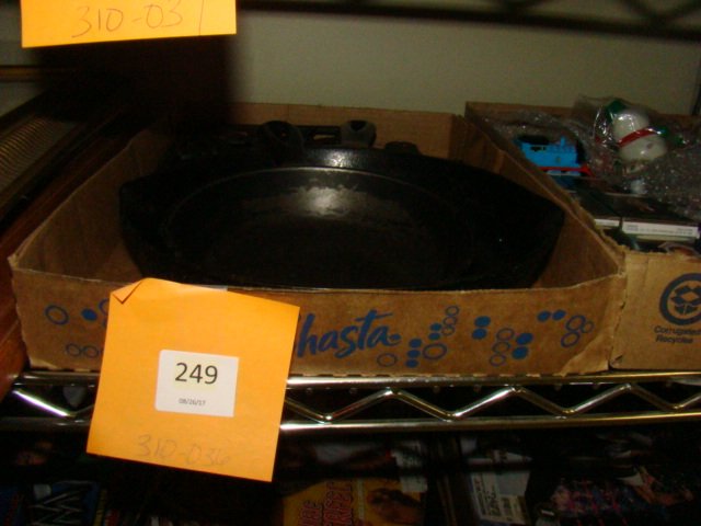 CAST IRON SKILLETS AND TRIVETS: CAST IRON SKILLETS AND TRIVETS -ONE PAN IS A WAGONER 1057A