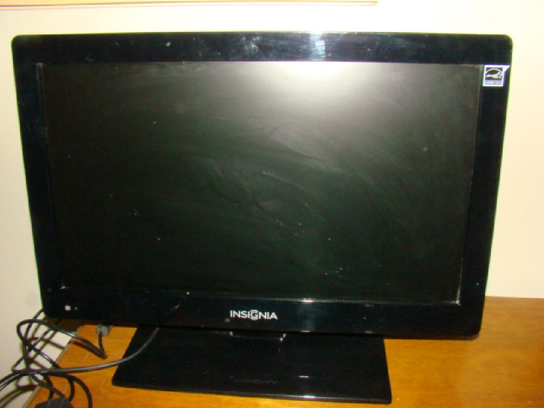 INSIGNIA LCD TV (1 of 3)