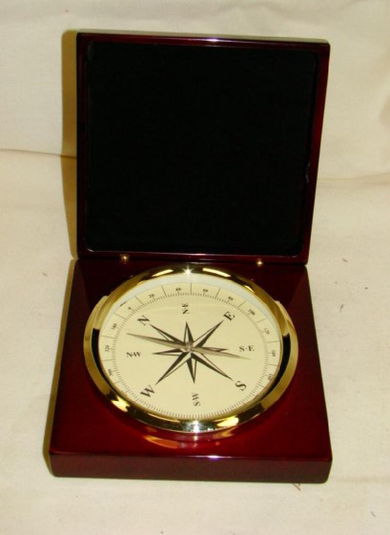 MEWER SHIPS COMPASS IN NICE WOOD BOX: NEWER SHIPS COMPASS IN NICE WOOD BOX - 6 SQUARE BOX