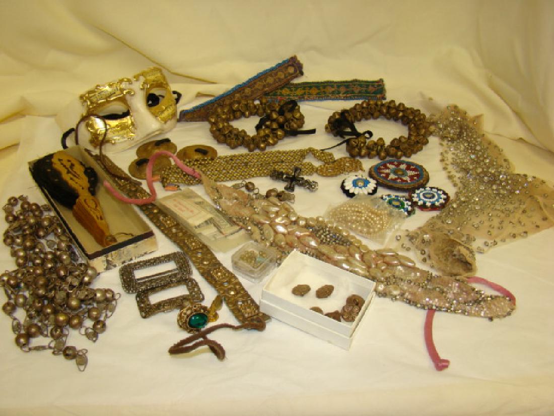 LARGE LOT OF VARIOUS COSTUME JEWELRY & OTHER COSTU (1 of 9)