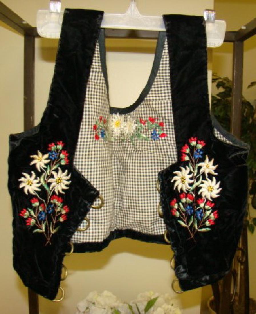 LOT OF VINTAGE CLOTHING (1 of 6)