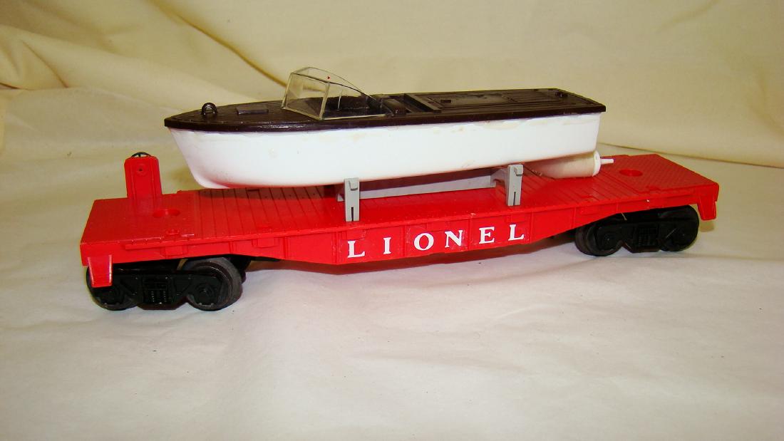LIONEL BROWN MOTORBOAT & FLAT TRAILER (1 of 5)