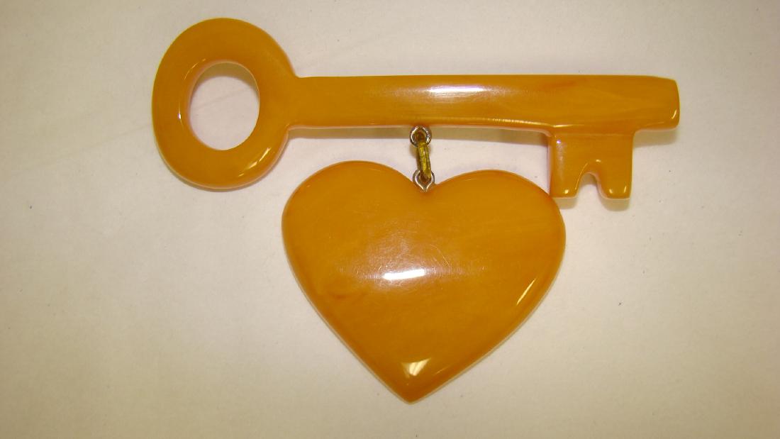MARBLED BAKELITE BUTTERSCOTCH BROOCH/PIN (1 of 3)