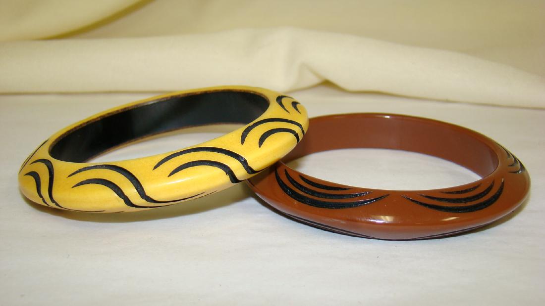 BAKELITE CARVED BANGLES-YELLOW AND BROWN (1 of 4)