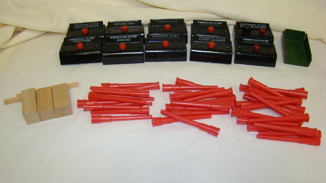 10 VINTAGE AMERICAN FLYER CONTROL BUTTONS AND OTHE (1 of 8)