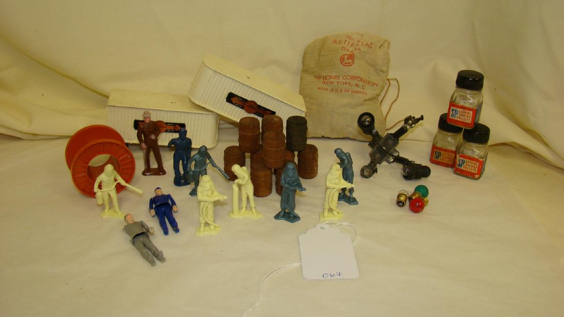 TRAY LOT OF VARIOUS LIONEL TRAIN ACCESSORIES (1 of 10)