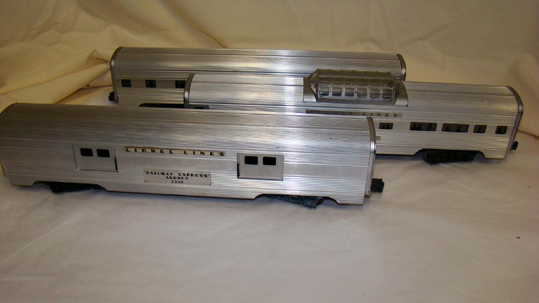 VINTAGE LIONEL ALUMINUM PASSENGER CAR SET (1 of 8)