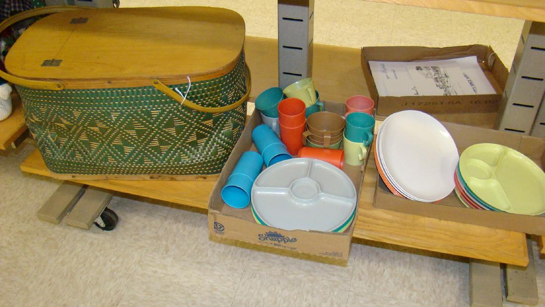 VINTAGE PICNIC BASKET & WARE (1 of 5)