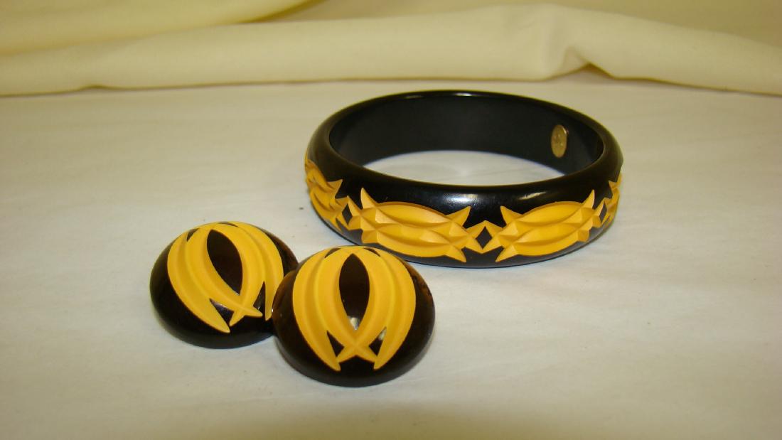 HIGHLY CARVED BAKELITE BRACELET WITH MATCHING EARR (1 of 8)