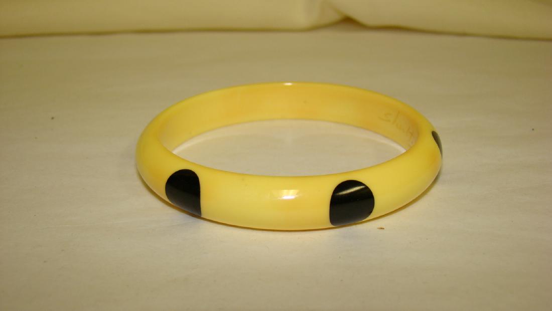 BAKELITE SHULTZ YELLOW AND BLACK POLKA DOT BANGLE (1 of 4)