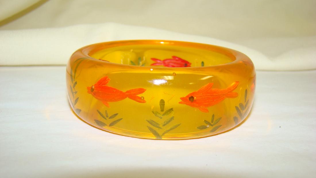 RARE REVERSE CARVED APPLE JUICE BAKELITE BRACELET (1 of 4)