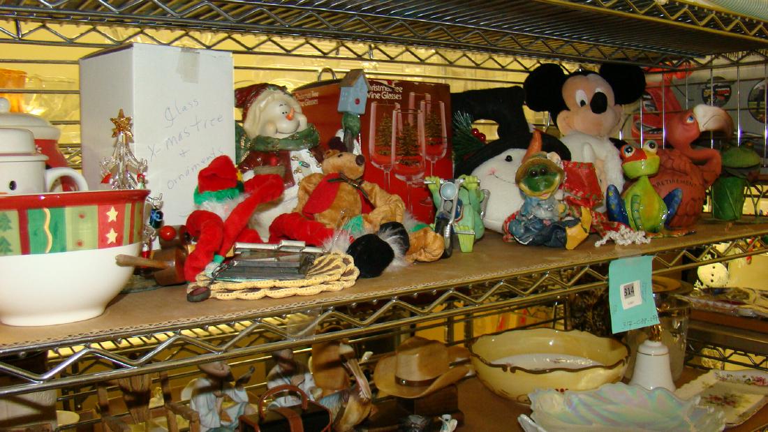 SHELF LOT OF CHRISTMAS DECOR (1 of 3)