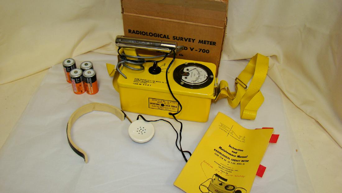 EN1 RADIOLOGICAL SURVEY METER MODEL 6b: EN1 RADIOLOGICAL SURVEY METER - MODEL 6b - OCDM ITEM NO. CD V-700 - ORIGINAL BOX - DOES NOT APPEAR TO HAVE BEEN USED MUCH - ORIGINAL INSTRUCTION AND MAINTENANCE MANUAL