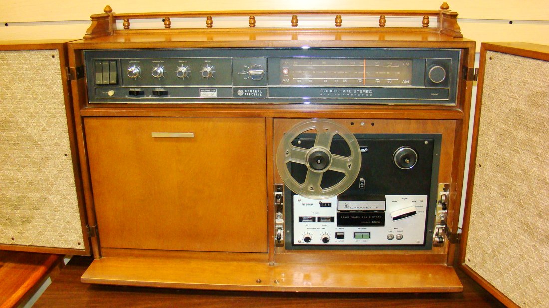 VINTAGE G.E. AM/FM REEL-TO-REEL IN CABINET: VINTAGE GENERAL ELECTRIC AM/FM WITH REEL-TO-REEL IN CABINET - POWERS ON - 23x 32-THIS WAS HANGING ON THE WALL AT THE ESTATE HOUSE.