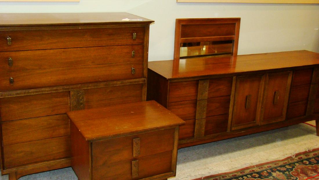 VINTAGE DANISH STYLE BASSETT BEDROOM SET: VINTAGE BASSETT DANISH STYLE 4 PIECE BEDROOM SET INCLUDES: 5 DRAWER CHEST - 2 DRAWER NIGHTSTAND - 6 DRAWER 2 DOOR DRESS AND FRAMED MIRROR - SOME SCRATCHES ON ALL PIECES BUT IN PRETTY GOOD SHAPE