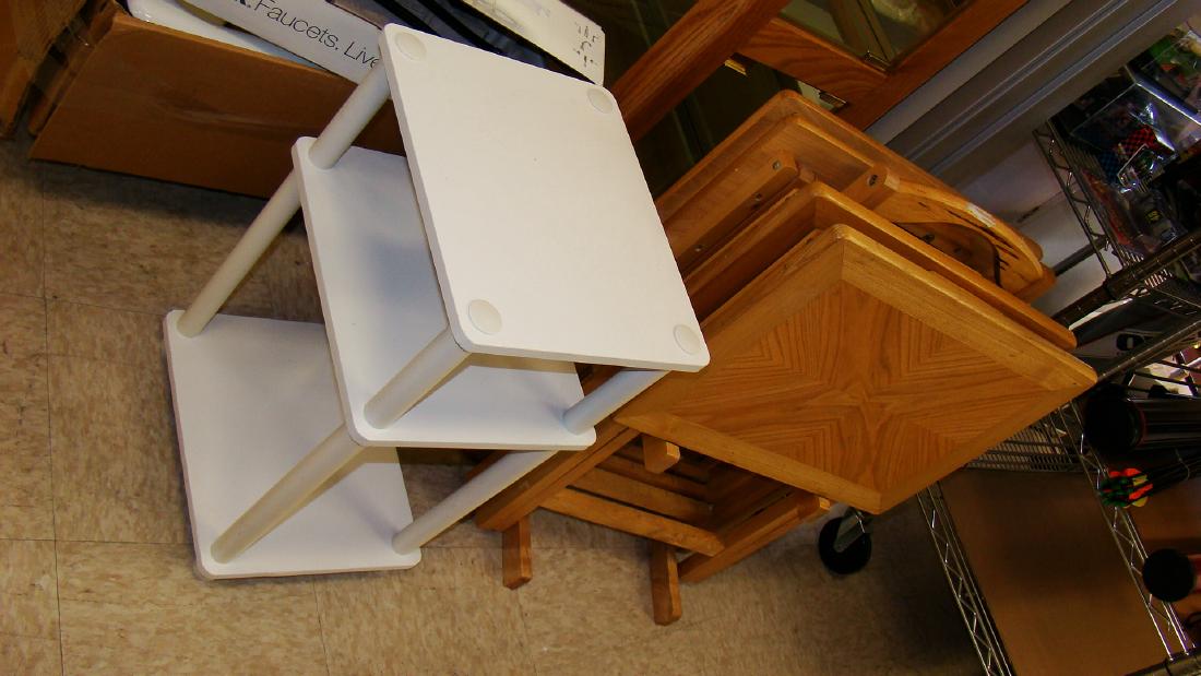 WHITE 2 SHELF UNIT AND A SET OF 4 WOOD TV TRAYS: SMALL WHITE 2 SHELF UNIT AND A SET OF 4 WOODEN TV TRAYS WITH STAND