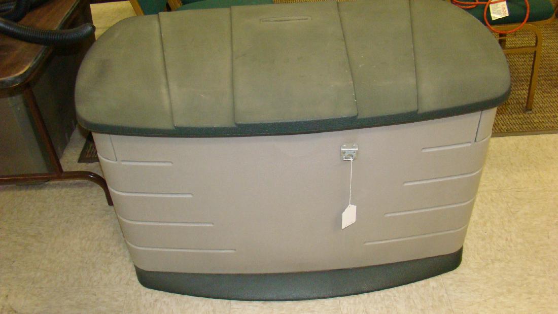RUBBERMAID SMALL YARD STORAGE CHEST: SMALL RUBBERMAID YARD STORAGE CHEST - 24x 42