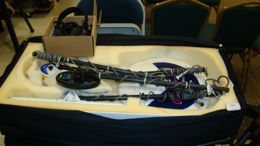 WHITES METAL DETECTOR ACCESSORY KIT: WHITES SPECTRUM XL METAL DETECTOR ACCESSORY KIT INCLUDES: BLUE MAX SHOOTER DD - BLUE MAX SERIES MAXIM 1500 - BIG FOOT MAGNUM SEARCH HEAD - BLUE MAX 350 SNOOPER AND A HOT SHOT WITH CARRY BAG