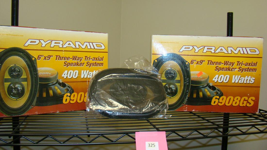 PYRAMID SPEAKERS-NEW IN BOX: PYRAMID SPEAKERS-NEW IN BOX-TWO TOTAL MODEL 6908GS-400 WATTS