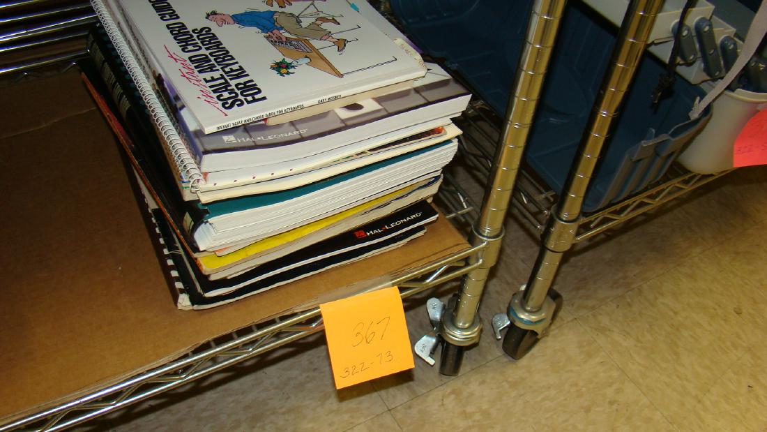 LARGE COLLECTION OF MUSIC GUITAR AND PIANO BOOKS: LARGE COLLECTION OF MUSIC GUITAR AND PIANO BOOKS