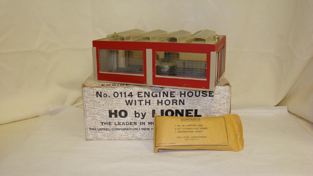 LIONEL HO SCALE ENGINE HOUSE WITH HORN (1 of 10)
