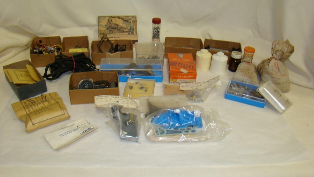 VARIOUS VINTAGE AMERICAN AND LIONEL ACCESSORIES (1 of 10)