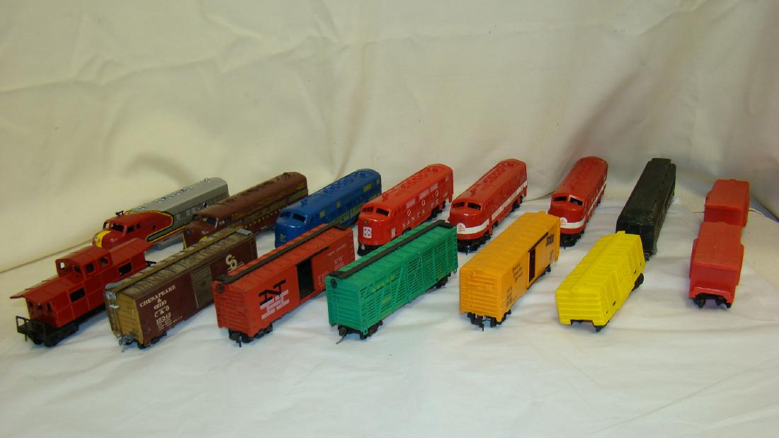 MIXED LOT OF HO SCALE TRAIN ENGINES & CARS (1 of 8)