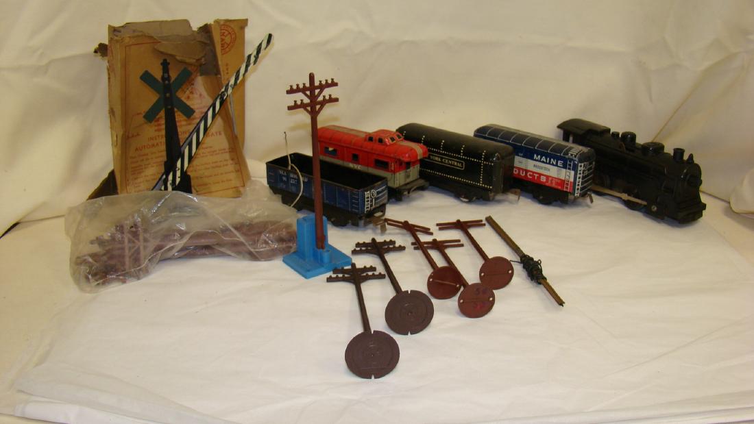 MARX TIN TRAIN CARS - AUTOMATIC CROSSING GATE & MO (1 of 8)
