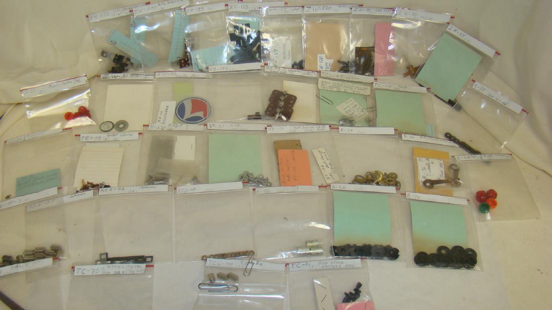 25+ VARIOUS LIONEL BAGS OF PARTS AND HARDWARE (1 of 9)