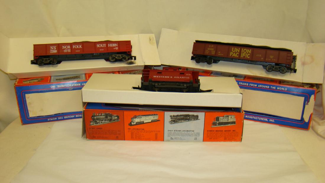 AHM CABOOSE & 2 GONDOLAS - NIB (1 of 9)