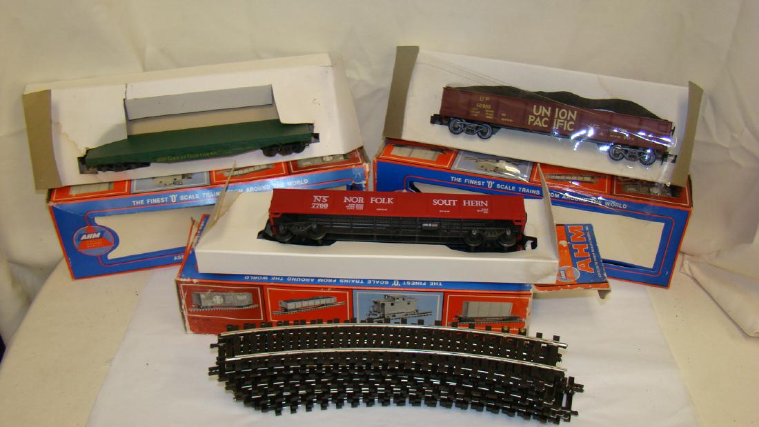 AHM O-GAUGE TRACK SET - 2 GONDOLAS & FLATCAR - NIB (1 of 9)