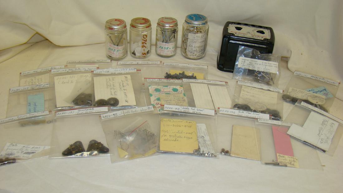 VARIOUS LIONEL TRAIN HARDWARE AND PARTS (1 of 9)