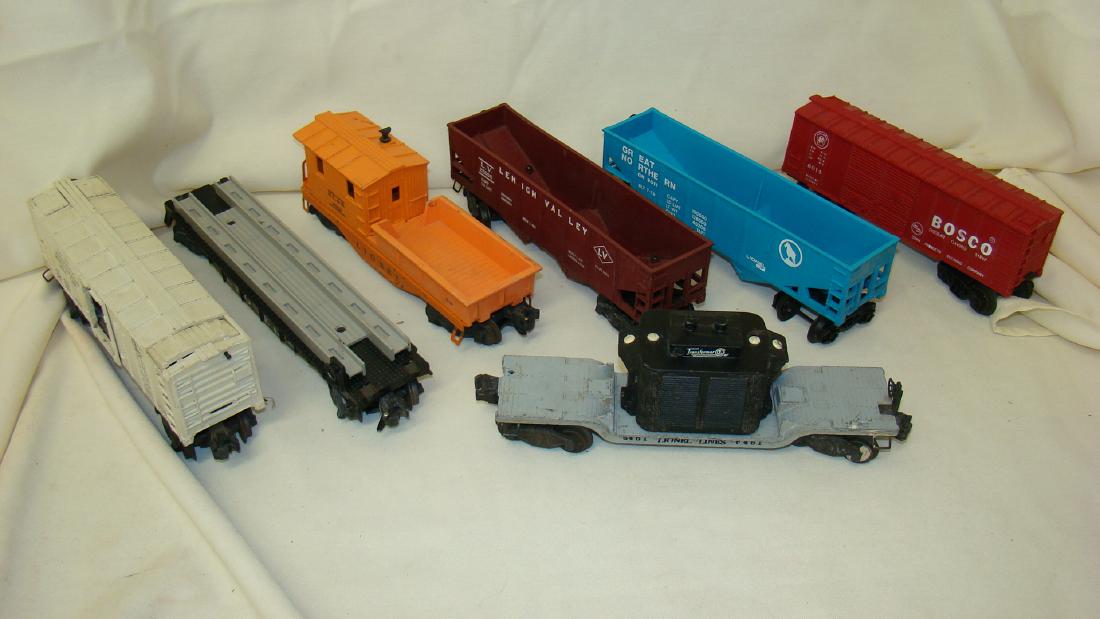 7 LIONEL TRAIN CARS (1 of 3)