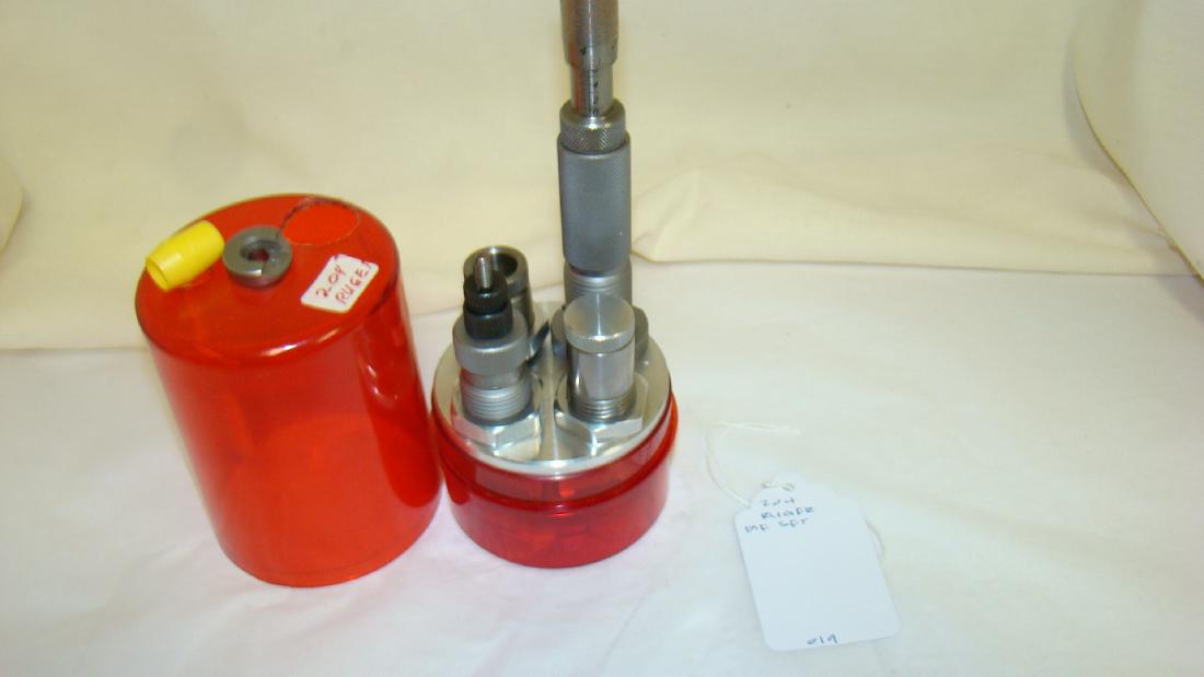 LEE RELOADING DIE SET WITH POWDER SCOOPER: LEE RELOADING DIE SET WITH POWDER SCOOPER- 204 RUGER- APPEARS TO BE COMPLETE.