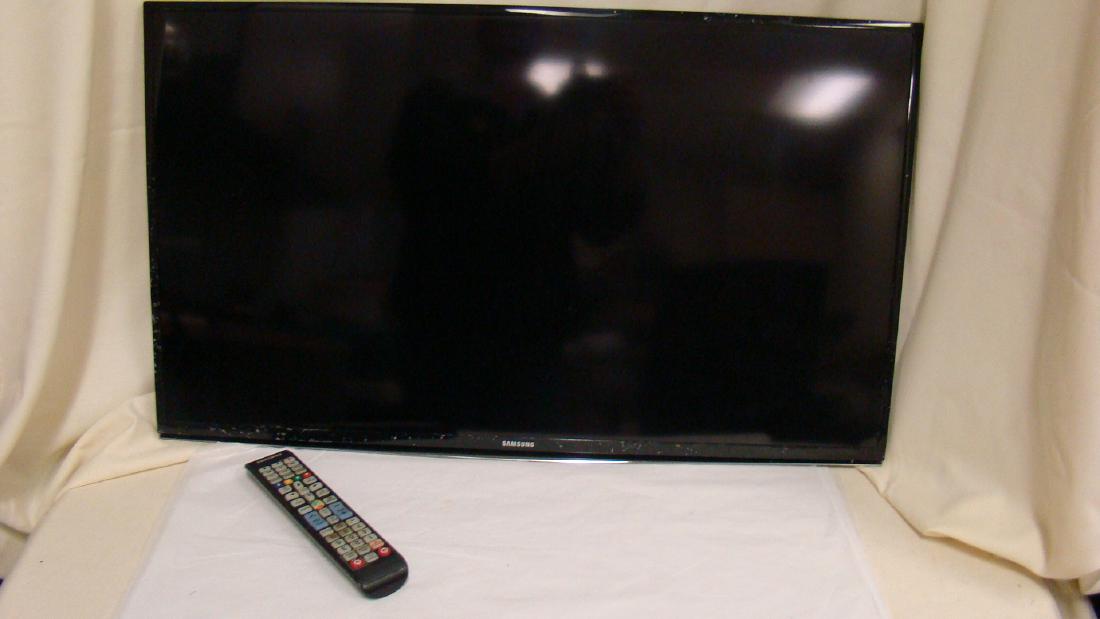 PRE-OWNED SAMSUNG 32'' FLAT SCREEN TV WITH REMOTE: PRE-OWNED SAMSUNG 32'' FLAT PANEL TV - WITH REMOTE - NOT TESTED