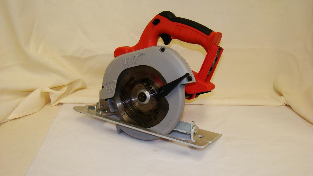 PRE-OWNED MILWAUKEE HEAVY DUTY CIRCULAR SAW WITH B: PRE-OWNED HEAVY DUTY CIRCULAR SAW - POWERS ON - NO BATTERY APPEARS TO BE IN GOOD CONDITION