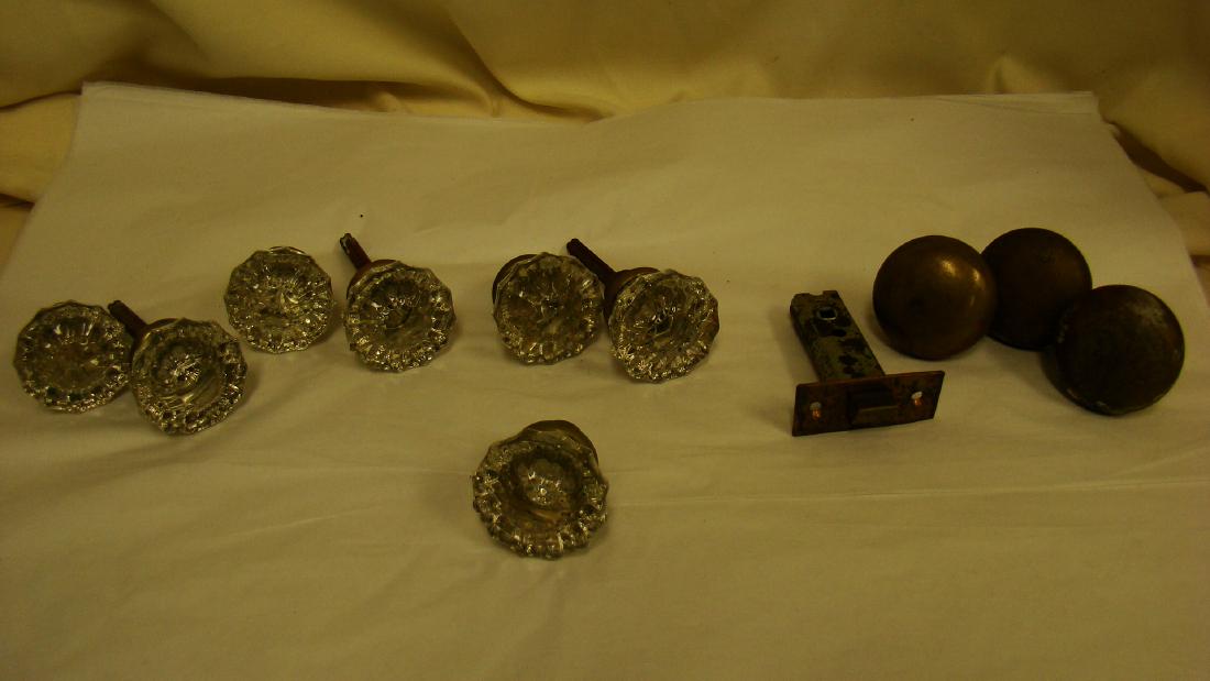 ANTIQUE GLASS AND BRASS DOOR KNOBS: ANTIQUE GLASS AND BRASS DOOR KNOBS- 3 BRASS KNOBS- 7 GLASS KNOBS; 3 PAIRS + 1- TARNISHED- SHOWS AGE.