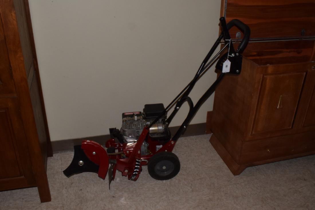 CRAFTSMAN 4.0 HP EDGER-TRIMER: CRAFTSMAN 4.0 HP EDGER-TRIMER & ATTACHMENTS - NEWER CONDITION - GAS POWERED & UNTESTED