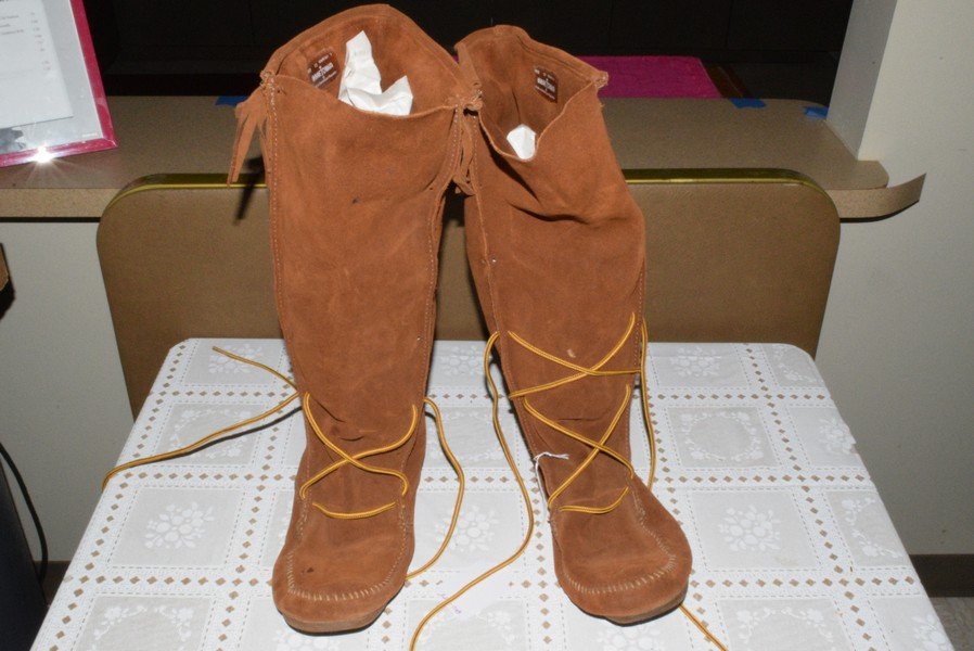 PAIR OF MEN'S MINNETONKA #1922 SUEDE LACE UP MOCCASINS: PAIR OF MEN'S SIZE 13 MINNETONKA #1922 MOCCASIN BOOTS - RUBBER SOLES - GOOD CONDITION - NOT ORIGINAL LACES