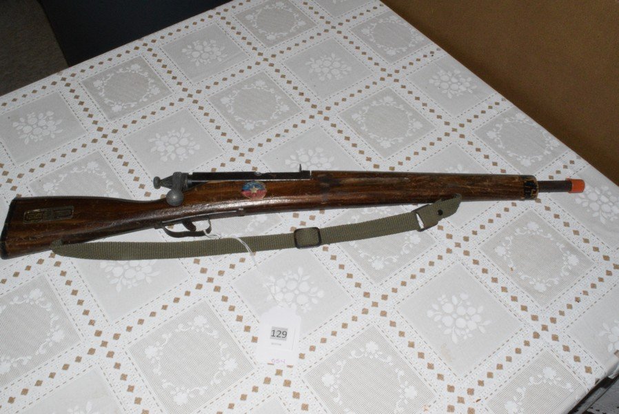 VINTAGE TOY TRAINER RIFLE BY PARRIS REPLICAS: VINTAGE TOY TRAINER RIFLE BY PARRIS REPLICAS - SHOWS USE - ORIGINAL LABEL - MADE IN AMERICA