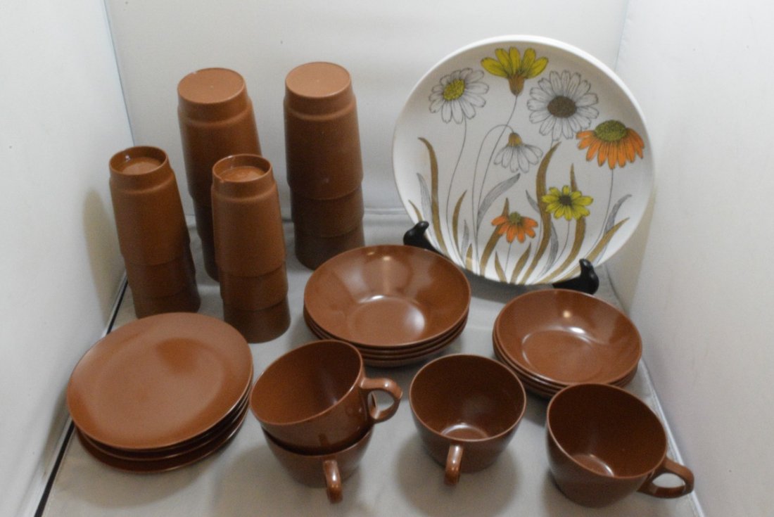 22 PIECES VINTAGE MELMAC DISHES AND 12 PLASTIC CUP: LOT - 22 PIECES OF VINTAGE MELMAC DISHES INCLUDING: 2 WHITE FLORAL DINNER PLATES - 8 BROWN BREAD PLATES - 4 BOWLS - 4 FRUIT BOWLS AND 4 COFFEE CUPS - PLUS 12 NON-MELMAC CUPS IN 2 SIZES