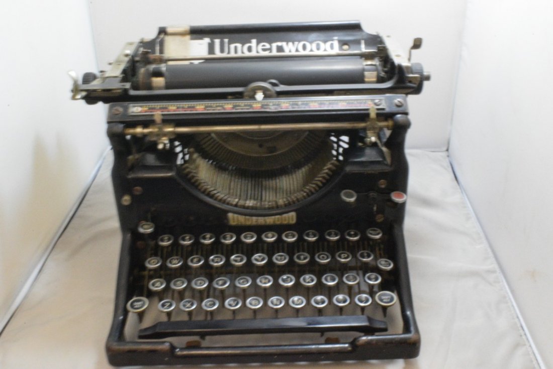 ANTIQUE UNDERWOOD TY[EWRITER - SERIAL # 1709057-5: ANTIQUE UNDERWOOD TYPEWRITER - SERIAL # 1709057-5 - SOME FINISH LOSS - KEYS SEEM TO WORK - SLIDES BACK AND FORTH - OVERALL GOOD CONDITION