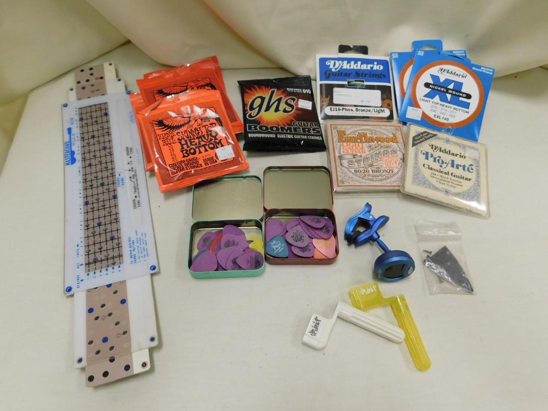 NIP VARIOUS ELECTRIC & CLASSIC GUITAR STRINGS & PIC: NIP VARIOUS ELECTRIC & CLASSIC GUITAR STRINGS & DUNLOP PICKS - GHS - ERNIE BALL SKINNY TOP & HEAVY BOTTOM - D'ADDARIO - 40+ DUNLOP & MORE PICKS & MORE