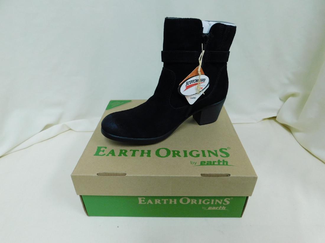 NIB PAIR OF WOMENS SIZE 8 EARTH ORIGINS BLACK SUED (1 of 5)