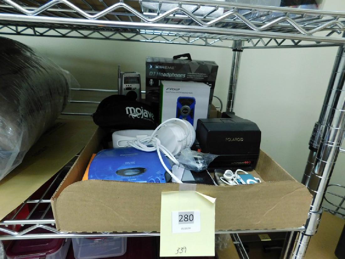 VARIOUS ELECTRONICS AND EARRPHONES (1 of 3)