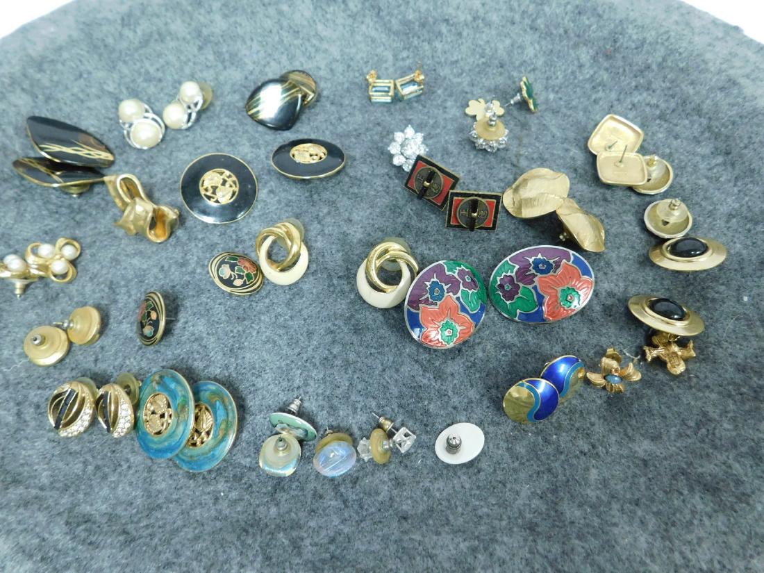 20 PLUS PIERCED EARRINGS (1 of 7)