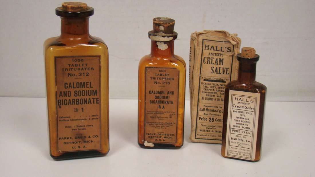 VINTAGE APOTHOCARY/PHARMACUTICAL ITEMS: VINTAGE APOTHOCARY/PHARMACUTICAL ITEMS - 3 ITEMS TOTAL - AMBER BOTTLE - 2 PARKE, DAVIS AND CO. CALOMEL AND SODIUM BICARBONATE 500 TABET AND 1000 TABLETS - ORIGINAL LABEL AND CORK - USED CONDITION - 1