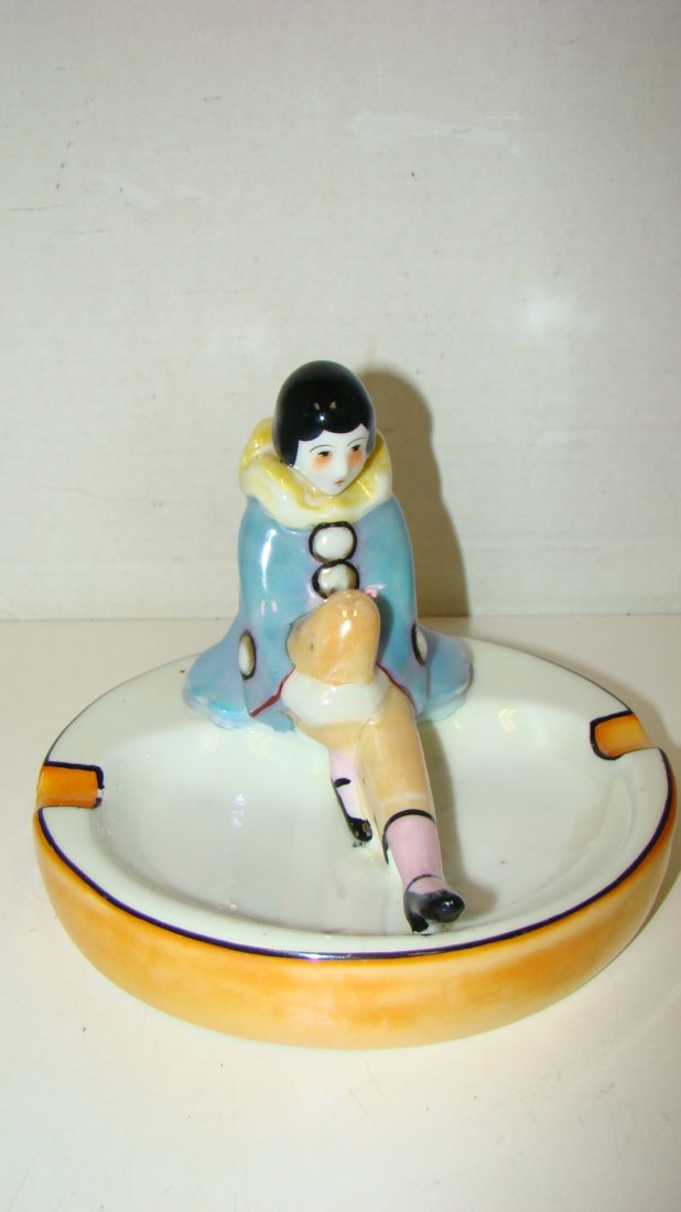 VINTAGE PIERROT LUSTER ASH TRAY: VINTAGE PIERROT LUSTER ASH TRAY - FIGURAL ASH TRAY OF A FRENCH PANTOMIME CHARACTER. LUSTER WEAR. BOTTOM MARKED MADE IN JAPAN. APPEARS TO BE IN GREAT CONDITION.